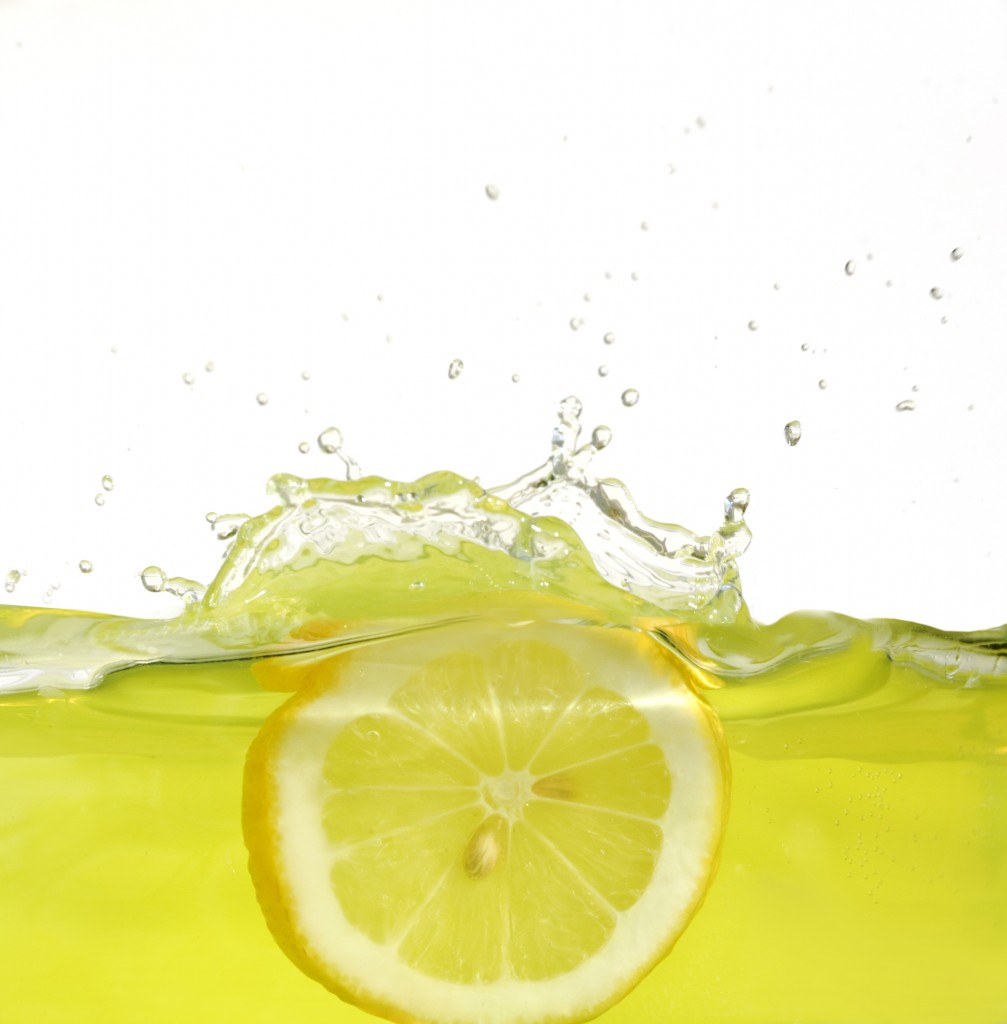 instant_highdefinition_pictures_of_lemon_falling_into_water